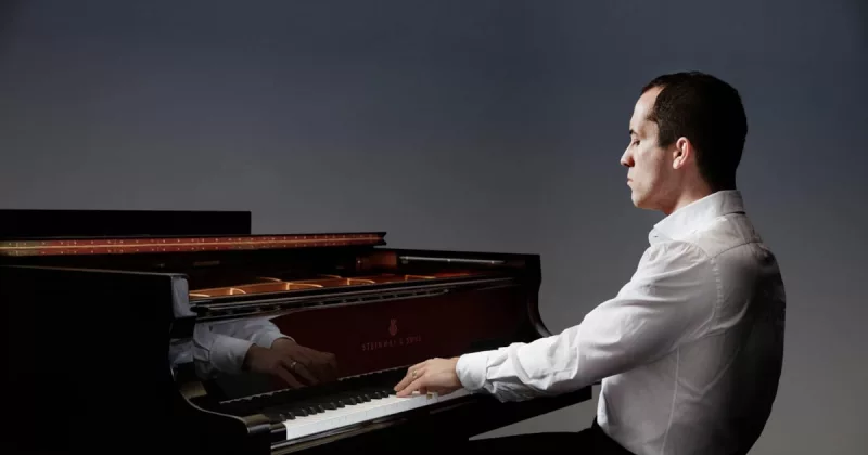 Cây Đàn Kể Chuyện: Giải Mã Lịch Sử Qua Dấu Vết Thời Gian Trên Piano Cơ Cũ