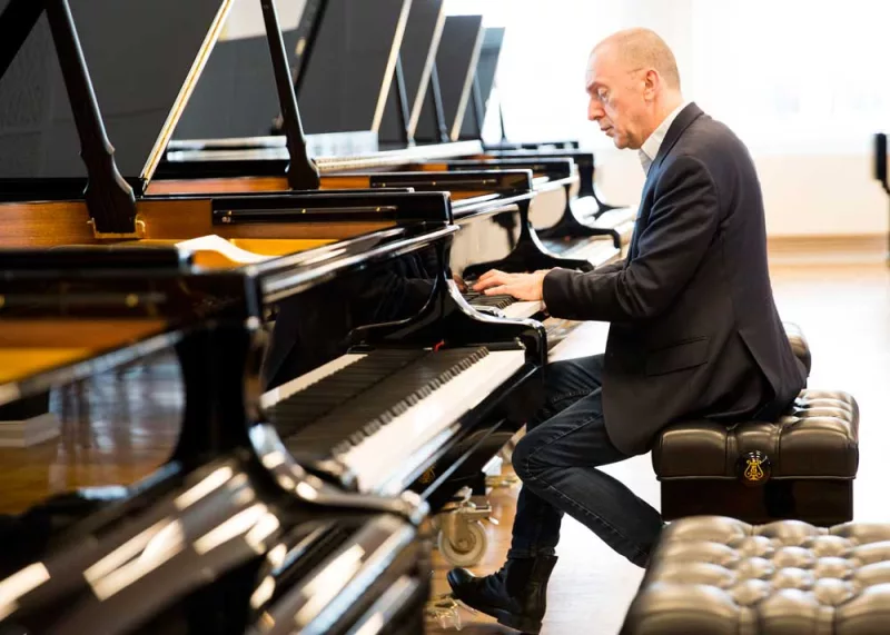 Phá vỡ định kiến: Piano Đa năng cho không gian sống tối giản – Chọn đàn tích hợp