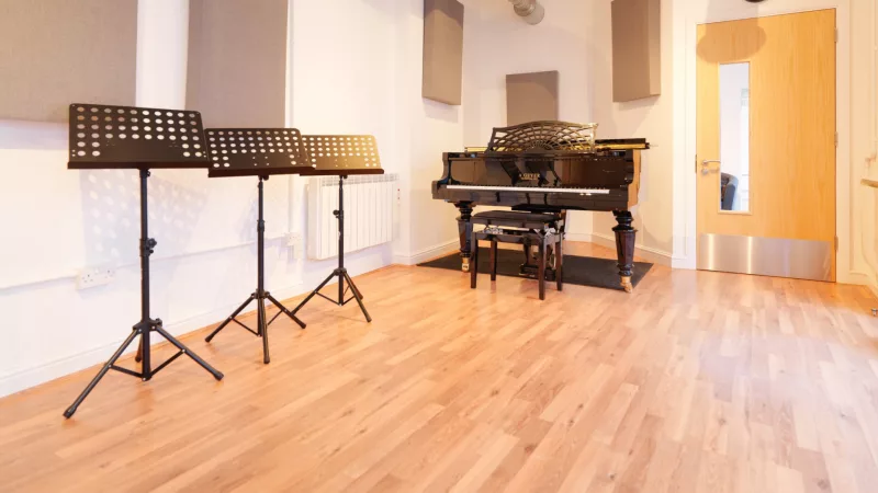 Piano Cơ "Giả Cổ": Sức Hút Huyền Bí Từ Nghệ Thuật Chế Tác & Âm Thanh Vượt Thời G