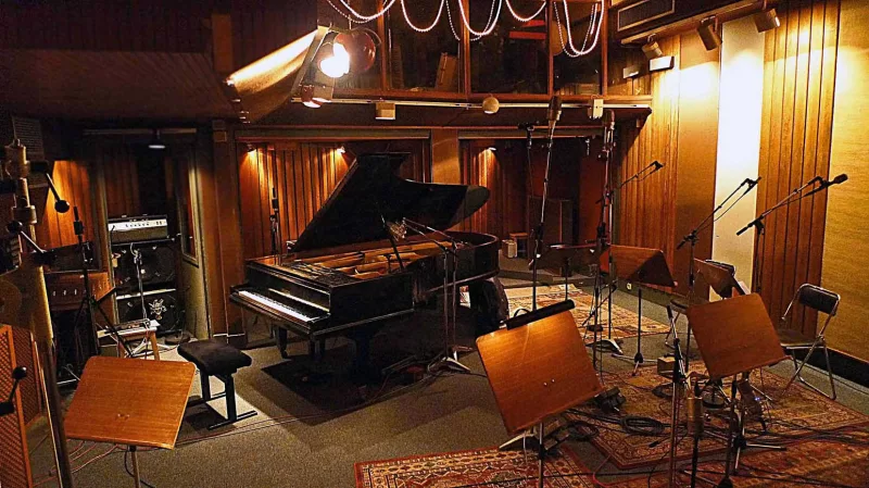 Tiếng Đàn Vô Hình: Giải Mã Tâm Lý Học Của Trải Nghiệm Âm Nhạc Trực Quan Piano