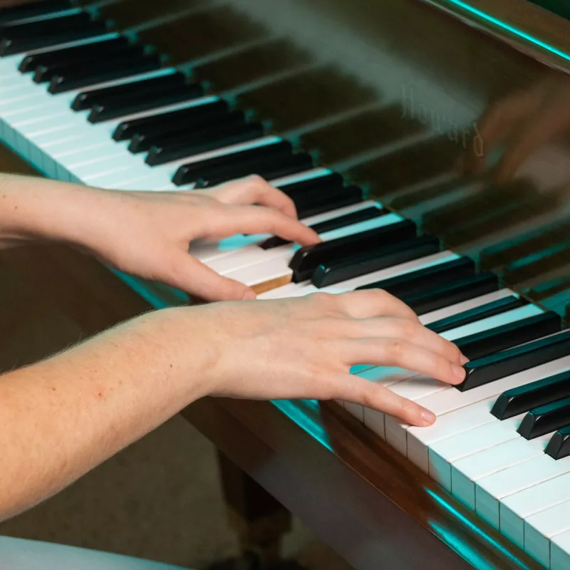 Tiếng Vọng Từ Thời Chiến: Giải Mã Thước Đo Di Sản Piano Qua Những Câu Chuyện Sống Còn